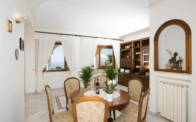 Villa Savina - Elegant Family Villa Overlooks Amalfi Coast -
