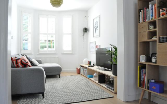Fantastic 2 Bedroom 2 Storey House in Tooting