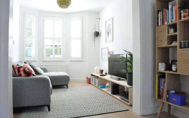 Fantastic 2 Bedroom 2 Storey House In Tooting