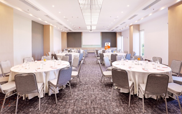 HARRIS Hotel & Conventions Bundaran Satelit Surabaya