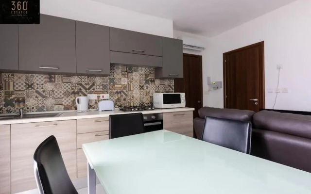 Spacious, 1BR duplex off UNI/Hospital with WIFI by 360 Estates