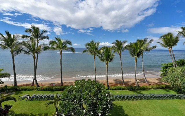 Lahaina Shores #425 Studio Bedroom Condo by RedAwning