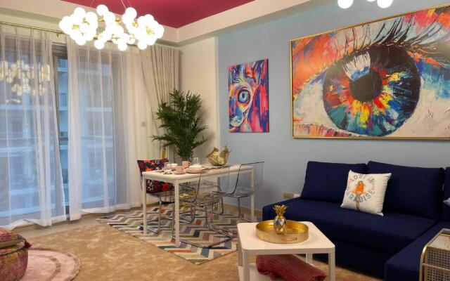 Art-Centric Signature Apartment With Beach-View