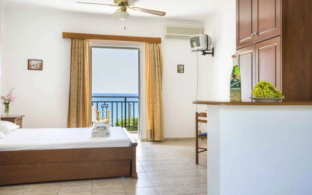 Stefanos Studios.. Above the beach of Lourdas