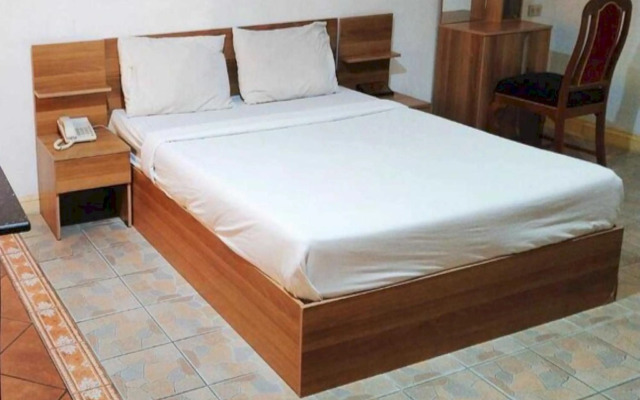 13 Coins Hotel Bang Yai