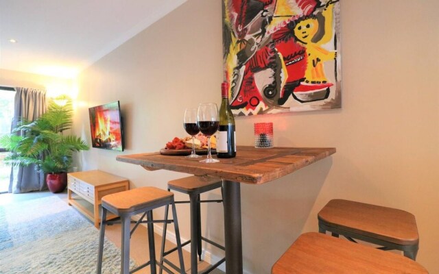 Spacious Central City Apartment with Parking