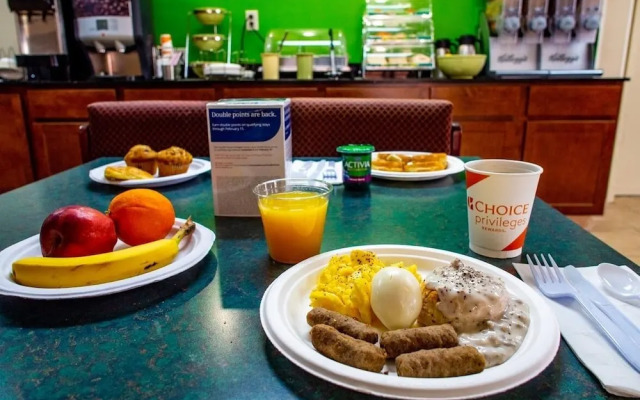 Econo Lodge Inn & Suites
