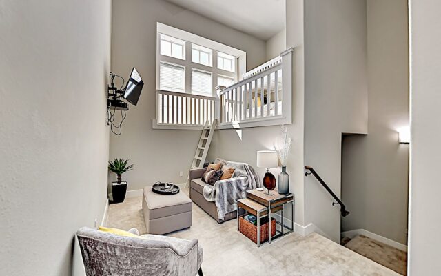 Luxe Waterfront - 3 Br Home