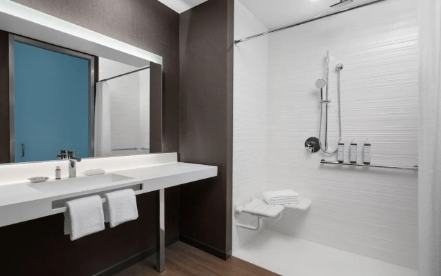 AC Hotel by Marriott Vancouver Waterfront