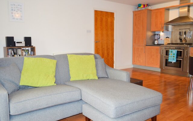 Modern 1 Bedroom Apartment With Balcony