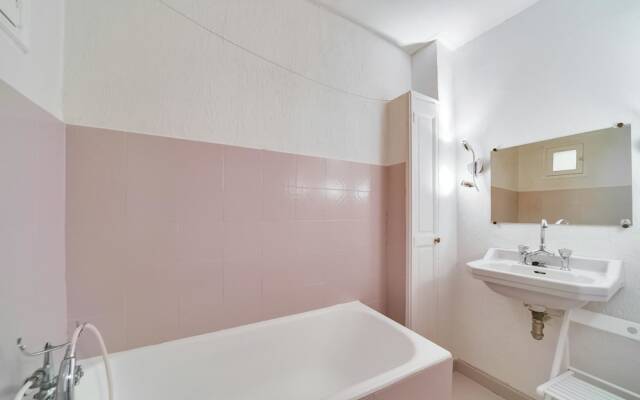 Henry IV Apartment 2