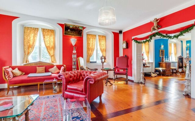 Lavish Castle in Riedenburg with Garden near Lake