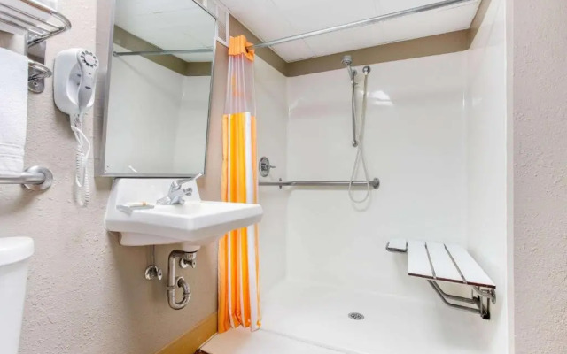 La Quinta Inn & Suites by Wyndham Indianapolis South