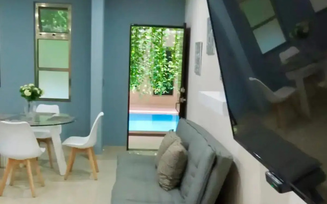 Palmarena Rooms and Residences - Long Stay Comfort with Parking, Sauna, Gym and Pool (Steps from 5th Avenue)