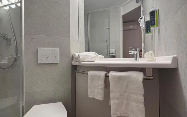 Brit Hotel Les Evens