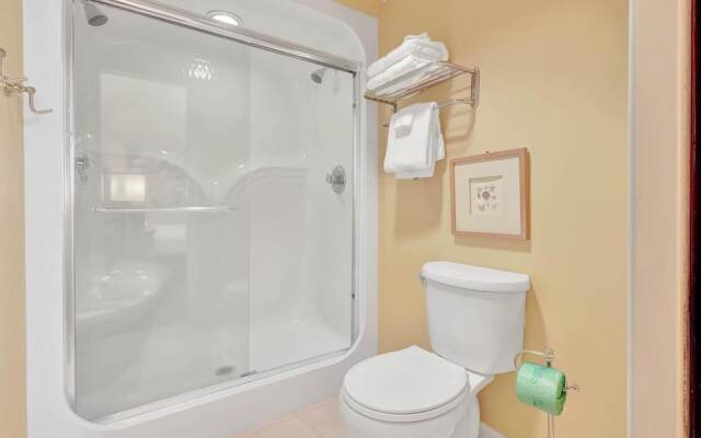 Beachfront Condo w/ View & Pool, Sleeps 8