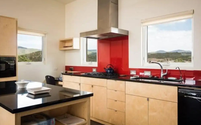 Butterfly House - Spectacular Modern Design and Mountain Views