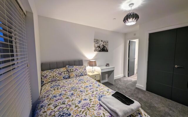 Charming 4-bed House in Newport