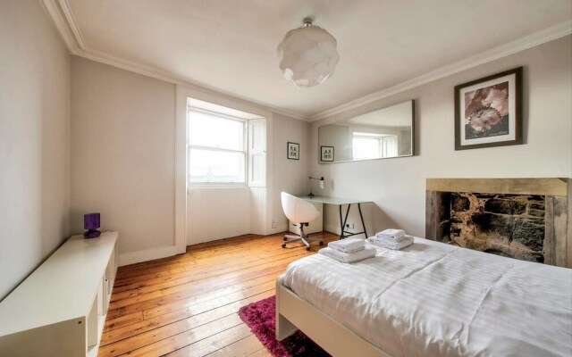 Top Floor 3BR Apt Near Edinburgh Castle