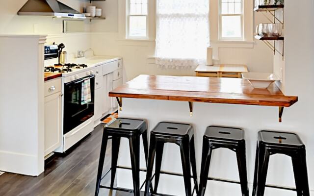 1302 N 49th St Apartment Upper Unit