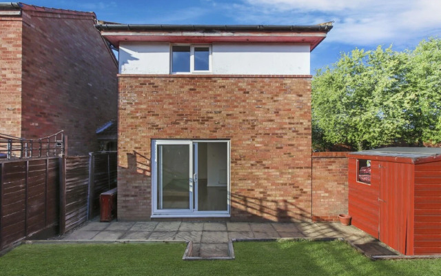 Inviting 2-bed House in Milton Keynes - Netflix