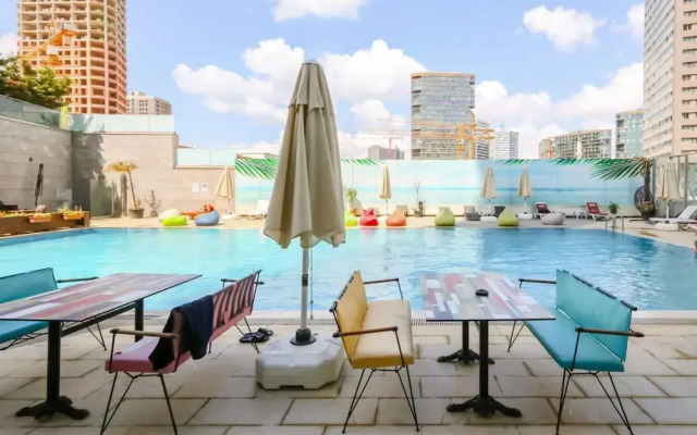 Business-friendly Res With Pool in Fikirtepe