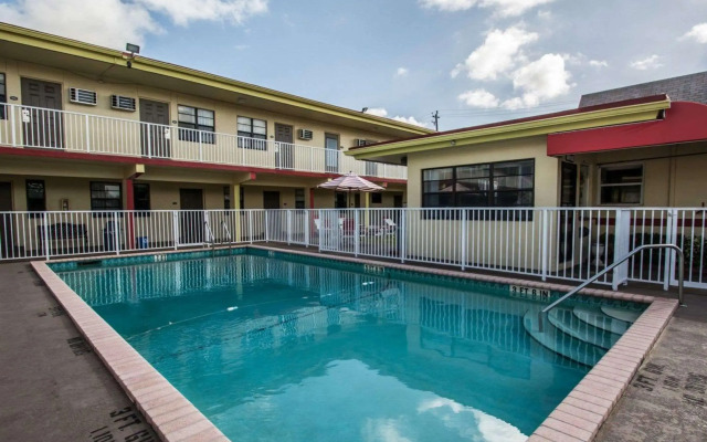 Fort Lauderdale Gardens Inn & Suites