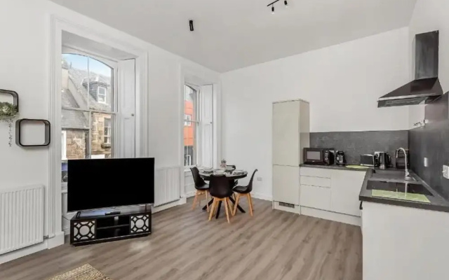 Family - Central - Parking - Wifi - Sleeps 4