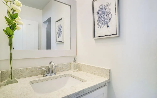 Airy Nantucket Escape in Historic Downtown!