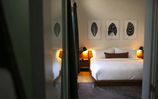 Woodstock Way Hotel