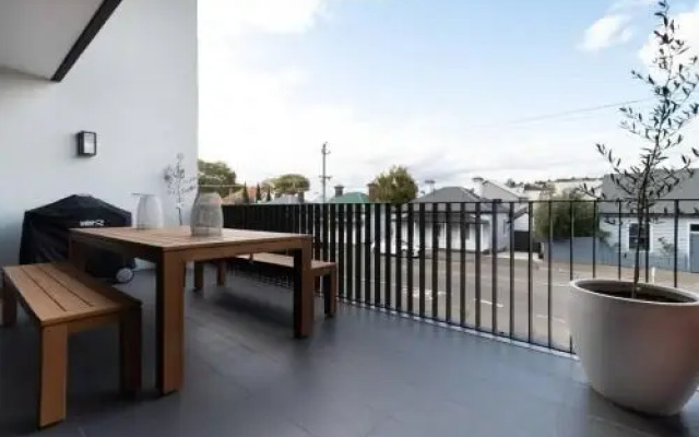 3 Story Townhouse In The Middle Of The City