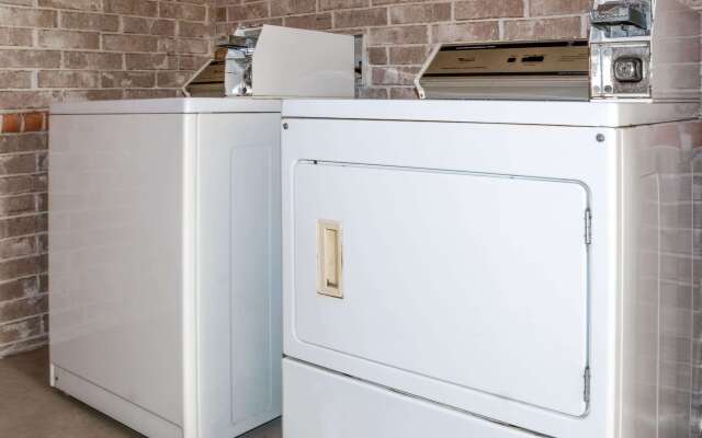 Super 8 by Wyndham Stafford Sugarland Area