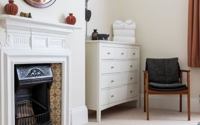 5BR Family Home in Leafy SW London