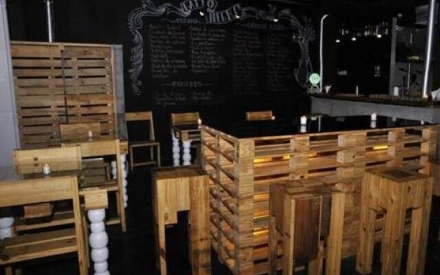 Gatto Blanco Party Hotel