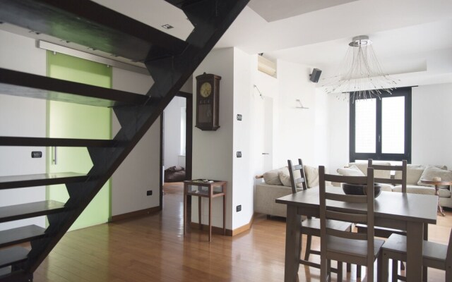 Bright Terrace Apartment in University District