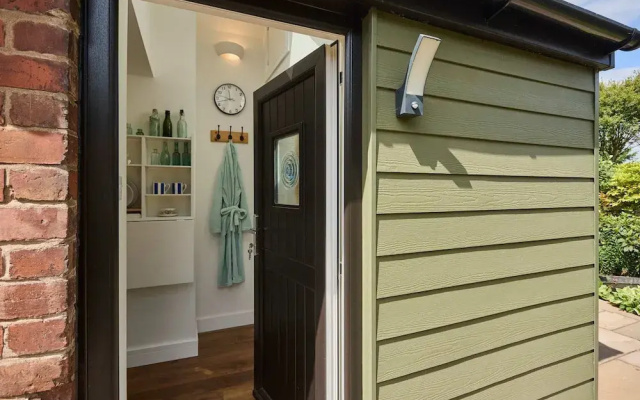 Host Stay Garden Studio