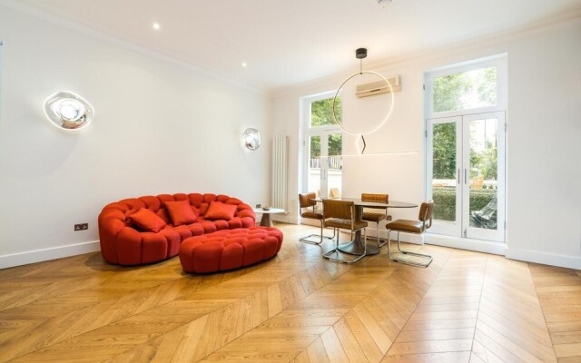 Luxury 2BD Apartment in Holland Park