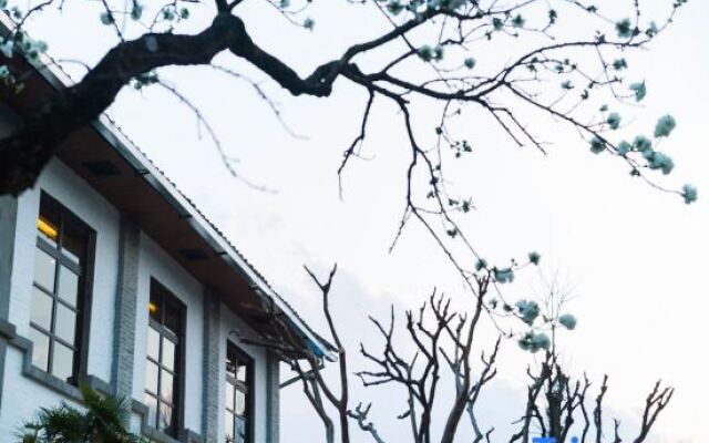 Tengchong and Shunhai Yan College Inn