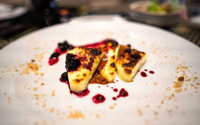 93 Luxury Suites & Residences