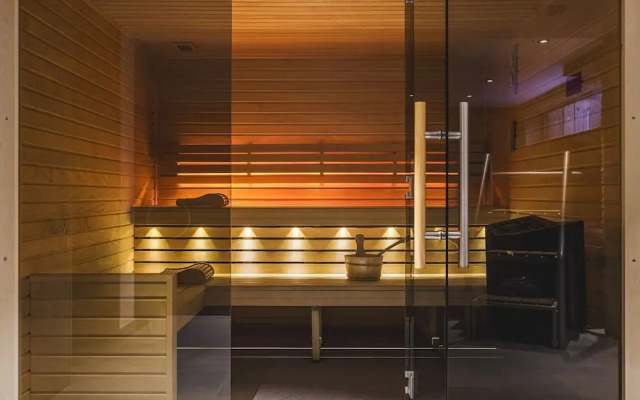 Chalet Black Squirrel Luxury Retreat With hot tub Sauna