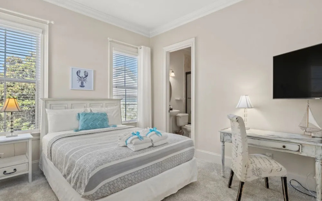 Luxury Home Steps From Beach in Gated Community