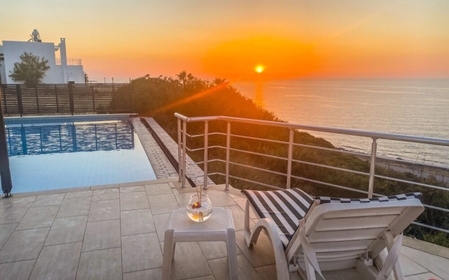 Sea Cliff Villa, 4 Beds, Sleeps 2- 8, Free Wifi,