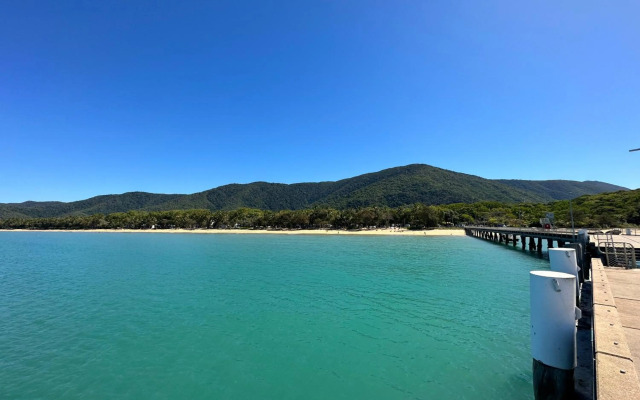 Palm Cove Pool Access Apartment