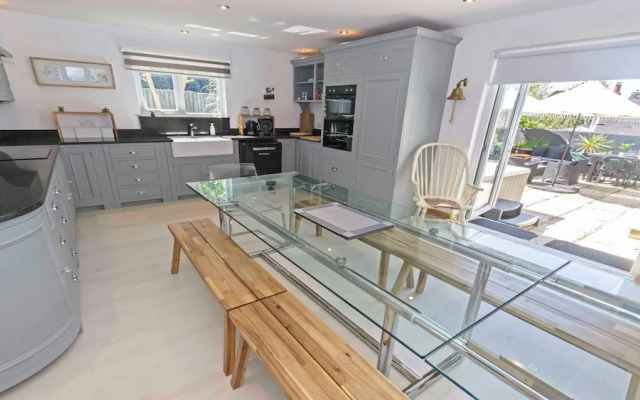 Shippenrill Croyde 6 Bedrooms, Sleeps 14, Hot Tub