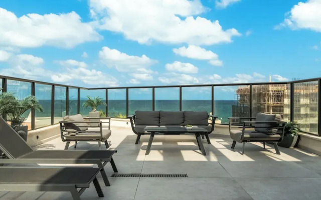 Pool & Jacuzzi Penthouse by Sea N' Rent