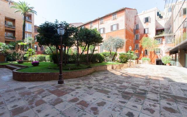 Dora Trevi Apartment