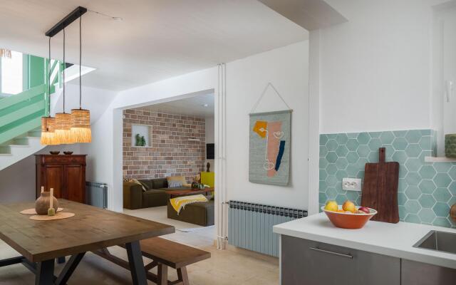 Sina in Splitska with 4 bedrooms and 3 bathrooms