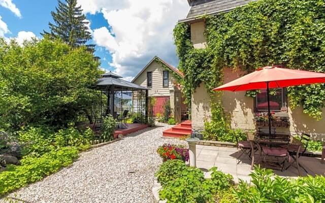 Russell Manor Bed & Breakfast