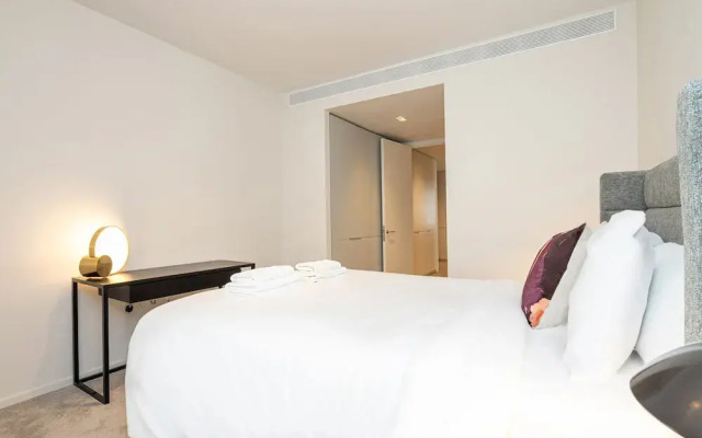 Inspiring Three-bedroom Apartment With City Views