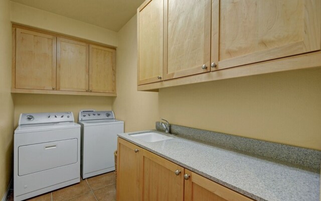 Barefoot Villa Mountain Views & Luxury Spa Access